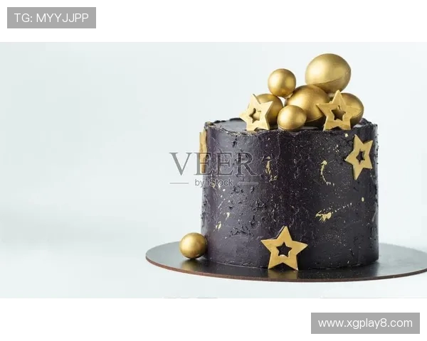 自制蛋糕创意设计：用巧克力和糖霜绘制精美足球图案教程